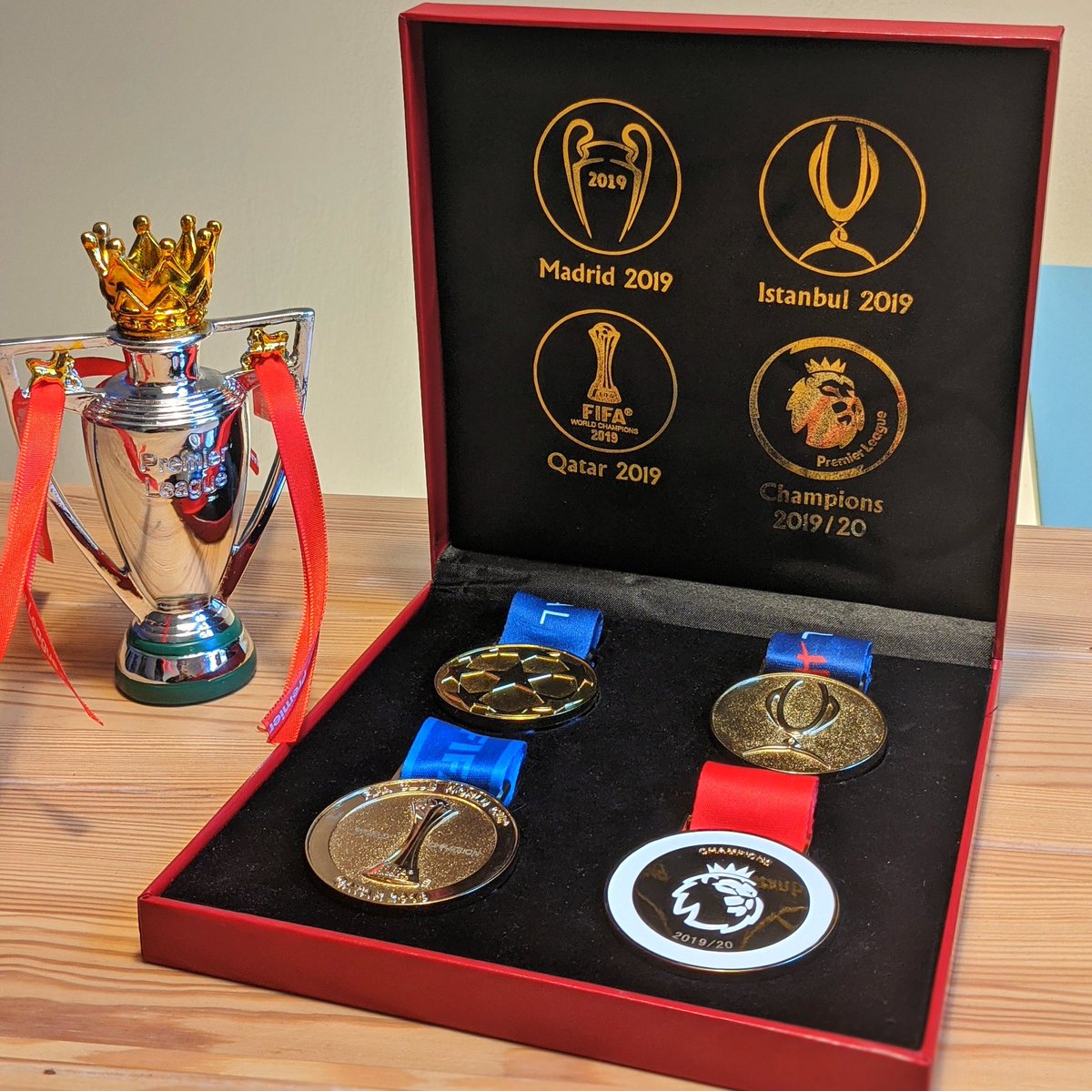 LFCTransferRoom's tweet image. THIS!! 🏆🏆🏆🏆

Absolutely loving this by @ShopOfTheKop! Fair play 😍👏🏻

Get yours ⤵️
shopofthekop.com/products/colle…