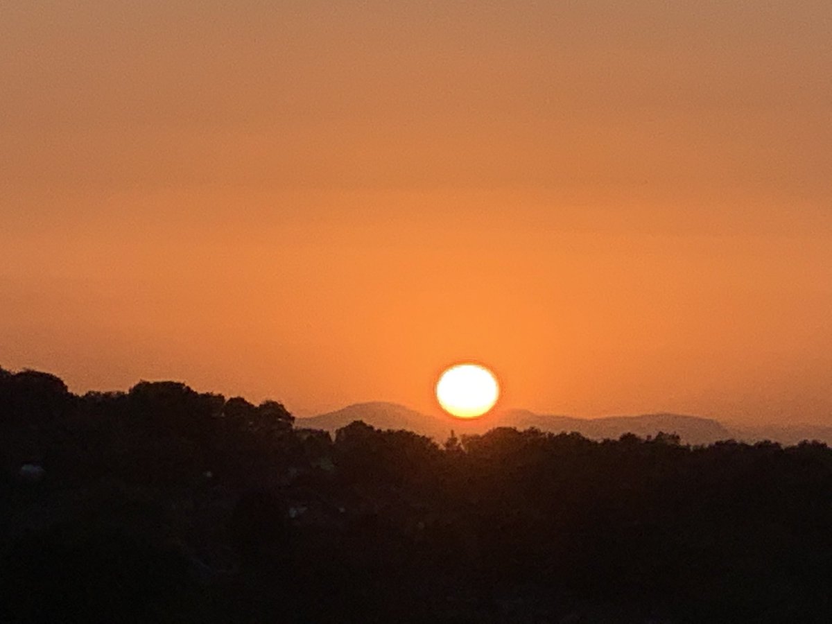 ManelRoura's tweet photo. Sun going down behind the #Breidden Hills tonight. #Telford #Shropshire https://t.co/svX2S2LMvu