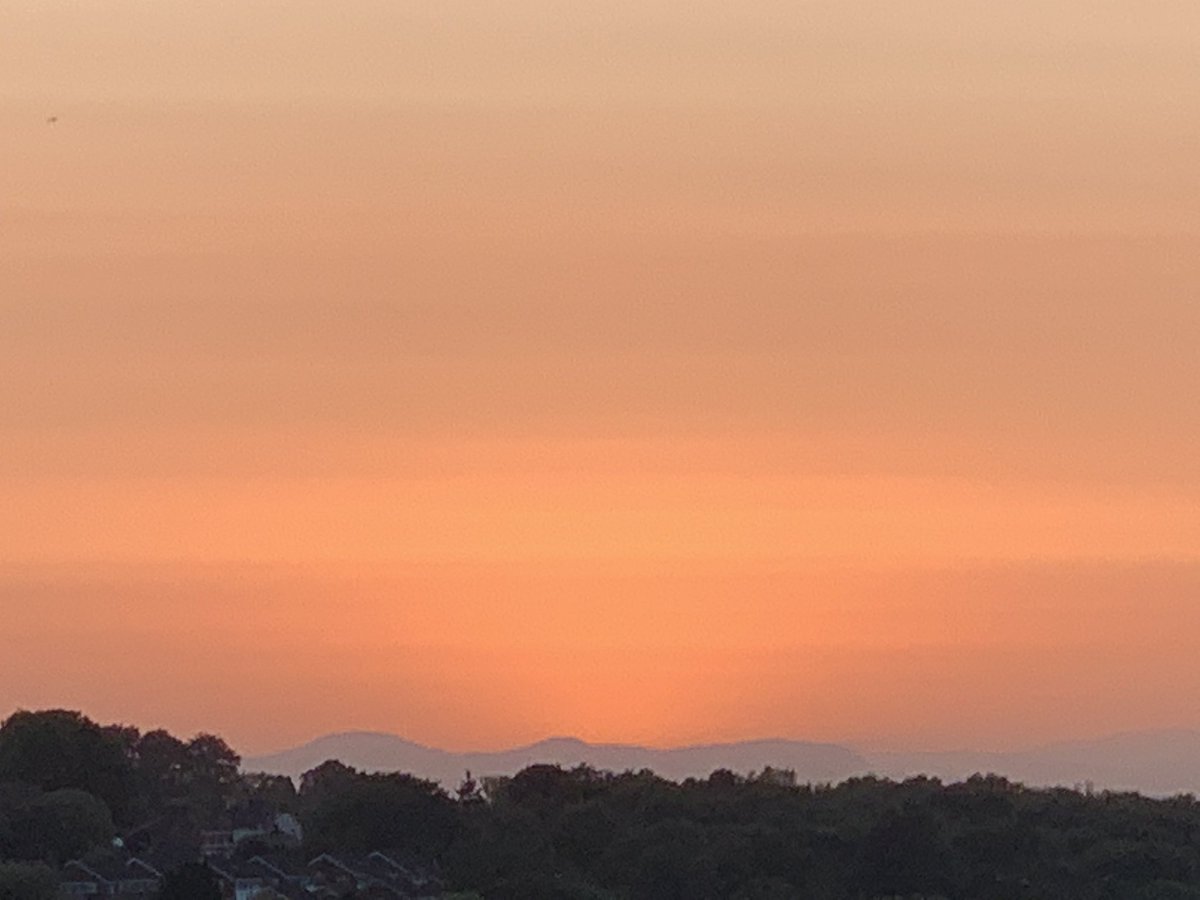 ManelRoura's tweet photo. Sun going down behind the #Breidden Hills tonight. #Telford #Shropshire https://t.co/svX2S2LMvu