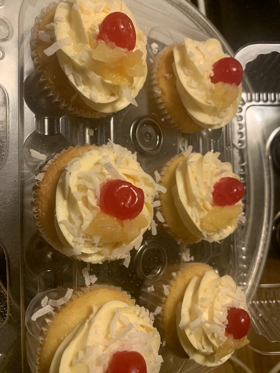 LilTish_'s tweet photo. Since I’m here 🧁👩🏾‍🍳 for all your cupcake needs https://t.co/uZNrCLfGig