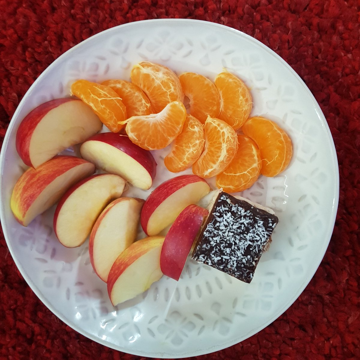 VChigwada's tweet image. Snack..tangerine, sliced apple &amp;amp; homemade protein bounty bar 😋 #homemadesnack #fetchyourbody2020 #healthysnacks #lowcarbsnacks #cleaneating #HealthyAtHome #HealthyLiving #lowcarb