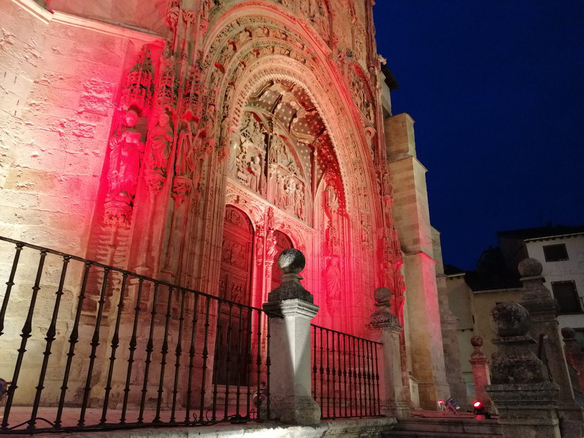 En #Aranda cuna del #SonoramaRibera se reivindica la #CulturaSegura iluminando de rojo el principal monumento. 
#SinCulturaNoHayFuturo
#HacemosEventos
#AlertaRojaEventos #Apoyo17S