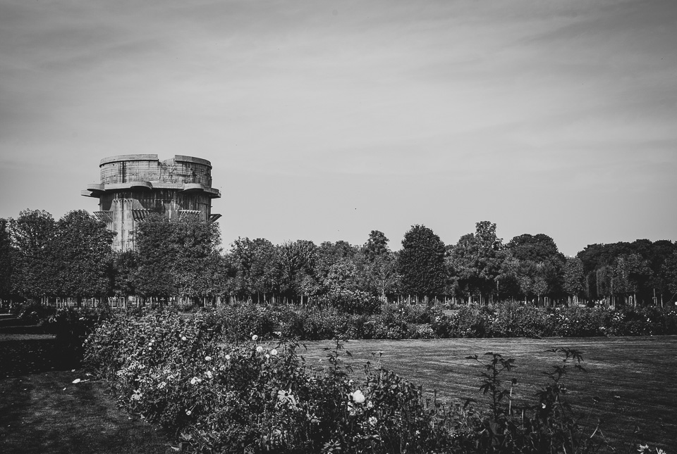 Ohne Gehrock, Melone und Spazierstock durch die Stadt im Wald mit ihren explosiven Bäumen. fotos.koma-medien.de/ein-spaziergan…