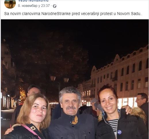 Vlaja71's tweet photo. Osobe levo i desno (zanemarite osobu u sredini) napustile DS i otišle kod Jeremića jer kod Lutovca nema demokratije 🤣🤣. Osoba levo tvrdi da su ponovo članice DSa a nisu. Uplatile članarinu da glasaju na lažnim izborima. Još dve podrške bivših bivšem članu Leki. https://t.co/UeniZf6HGc