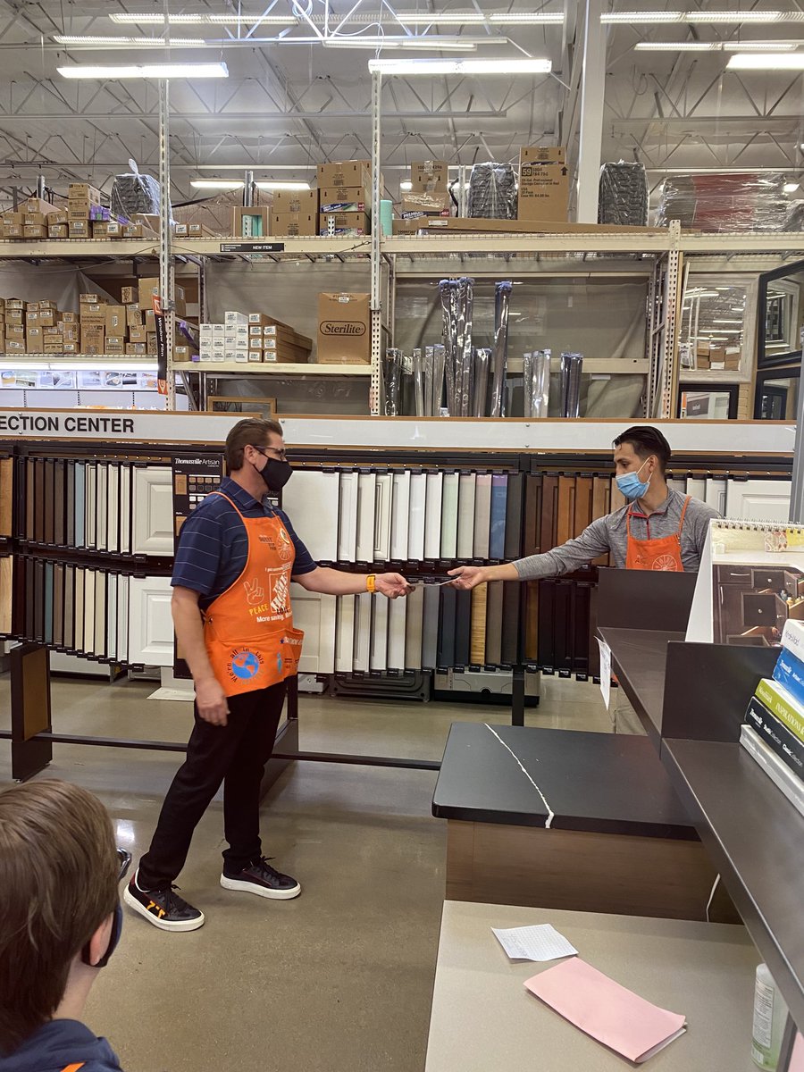 RussDraper3's tweet image. A great visit with Donny and Dawn today. Donny handing out some well deserved recognition to some awesome associates💥💥
Sophie Burden SSD lead
Adan Aguirre Deliveries
David Silvers K&amp;amp;B designer
Mark Baxter DH D-25
Nice work everyone!!