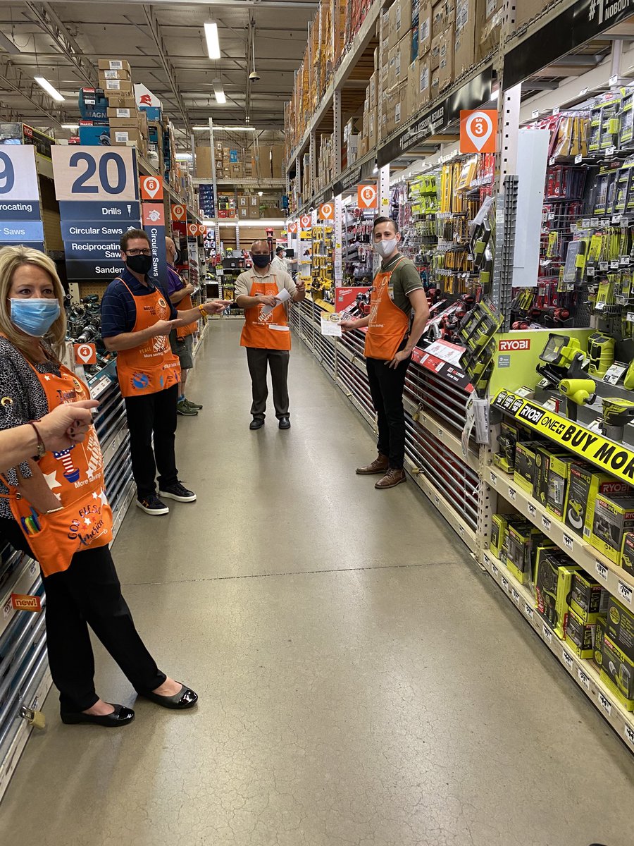 A great visit with Donny and Dawn today. Donny handing out some well deserved recognition to some awesome associates💥💥
Sophie Burden SSD lead
Adan Aguirre Deliveries
David Silvers K&amp;B designer
Mark Baxter DH D-25
Nice work everyone!!