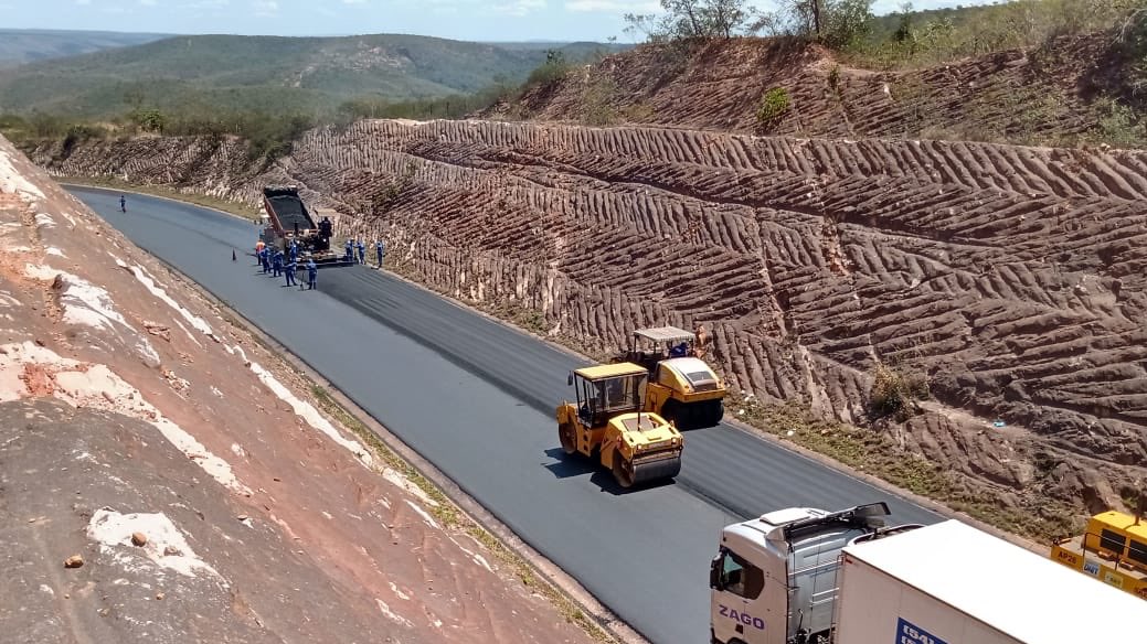 Veja como o time do DNIT em Minas Gerais está deixando a BR-251/MG, entre os municípios de Salinas e Padre Carvalho, no norte do estado. Estão em execução serviços de restauração deste segmento da rodovia federal. 🚜🛣

#DNITemAÇÃO