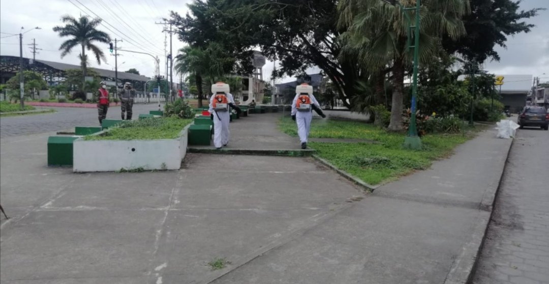 FuerzaFtc's tweet photo. Cuando de protección se trata nuestros @Ingenieros_EJC del #BIADE80 no se detienen, a diario recorren el municipio de Tumaco realizando desinfección en los lugares más concurridos.
#PrevenciónyAcción https://t.co/TGsdDvIfv2