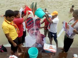 0fficialabhi's tweet photo. @PMOIndia our country many millions of people die of hunger and here they do not have any luck for 2 day And this mannequin is being bathed with milk @narendramodi
#JaiHindJaiBharat 
#mrperfect 
@RahulGandhi @Mayawati https://t.co/XvWqwAZRzc