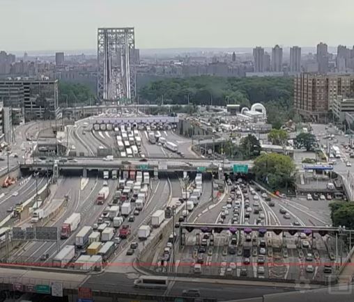 jimfeldman's tweet photo. That's not a rush to find a #Playstation5 pre-order. These delays are caused by the crash off the I/B #GWB Upper Level by the bus station. One lane is open, delays back across both levels & back onto #I95 Express lanes by Interchange 70. PIP approach/#US46 approach also slow. https://t.co/s8YYMPuRGS
