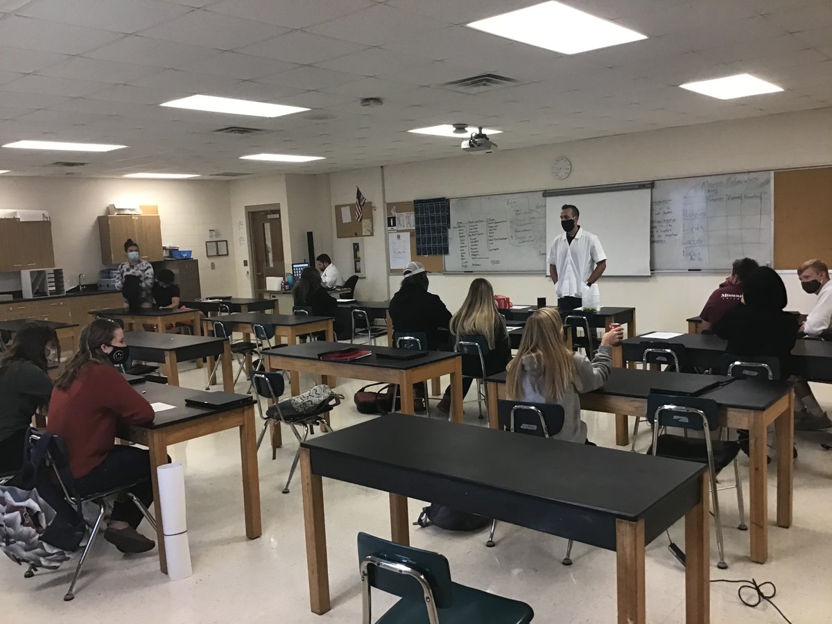 ReedsSpringHS's tweet photo. AP Psych students working with younger classes to learn how to conduct psychological based experiments #AcademicExcellence #WolvesAtWork #ThrowbackThursday #WorldClass https://t.co/6VczMm9ND7