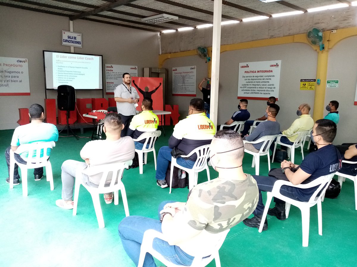jeremysolis93's tweet photo. #SomosLiderman Intervención de nuestro Gerente general @negreteate y los supervisores de Unidad para hacer entregas de obsequios por buenas acciones ¡Liderman o nada! @mari_eaa @LidermanOficial @EsisonVera 😎 https://t.co/zOs8c8BDD3