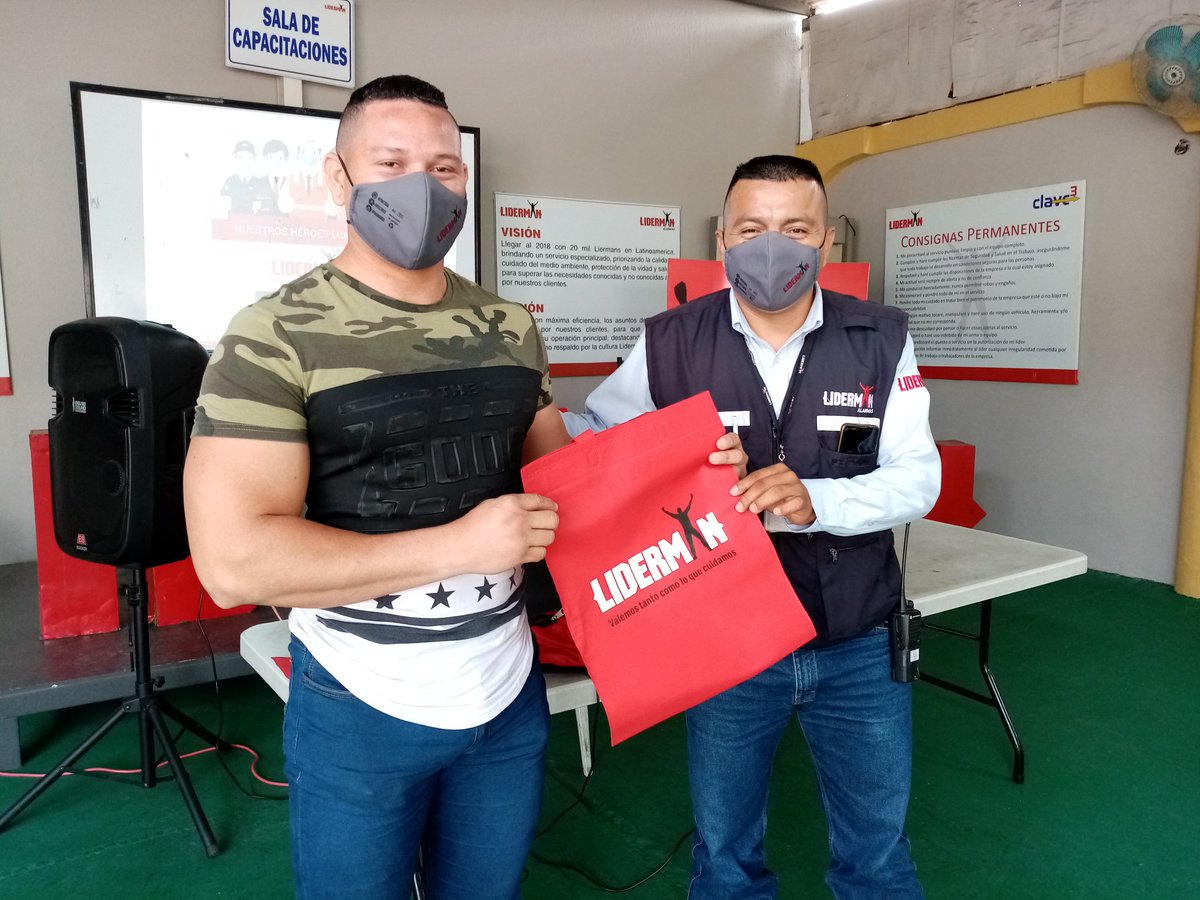 jeremysolis93's tweet photo. #SomosLiderman Intervención de nuestro Gerente general @negreteate y los supervisores de Unidad para hacer entregas de obsequios por buenas acciones ¡Liderman o nada! @mari_eaa @LidermanOficial @EsisonVera 😎 https://t.co/zOs8c8BDD3