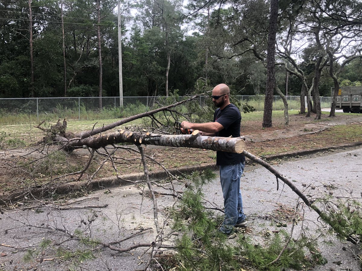 DrJasonDriver's tweet photo. Mr. Berry clearing the bus ramp at Lewis School this morning #ThisIsLewis #BerryRocks @OCSD1 @mdchambers25 @bagboy801 @ddk30275228 @LindaEMc https://t.co/elO18doAaU