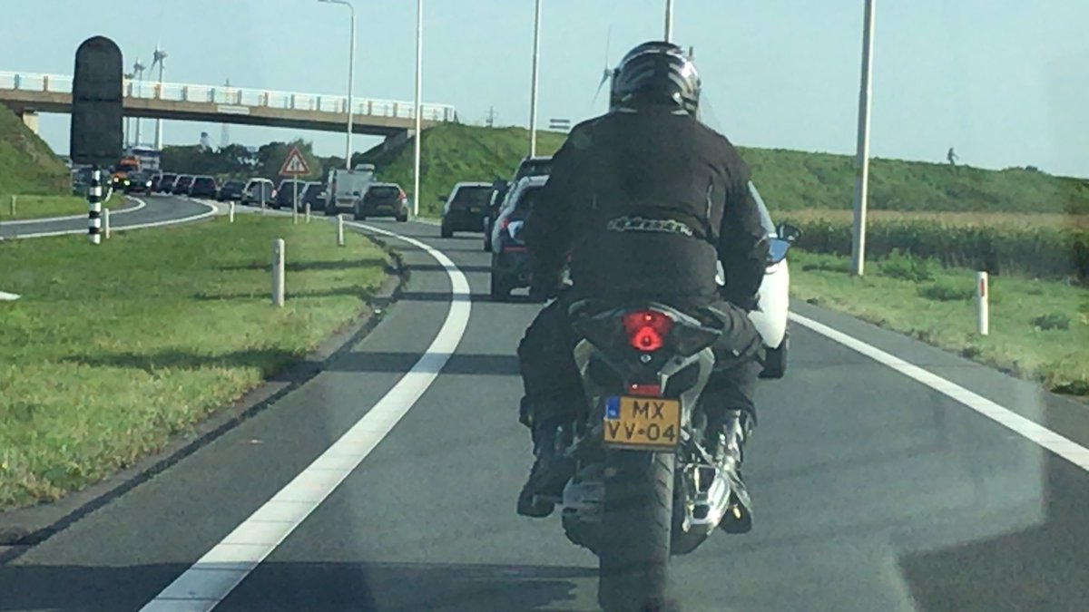 Als je in zo’n #file nou eens gezellig kon praten met ander deelnemers. Dan kan het misschien nog best wel leuk worden