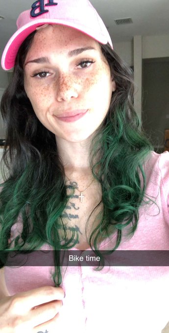 No Tennessee, but that chain on my neck is a T. https://t.co/vxzVgFqH51