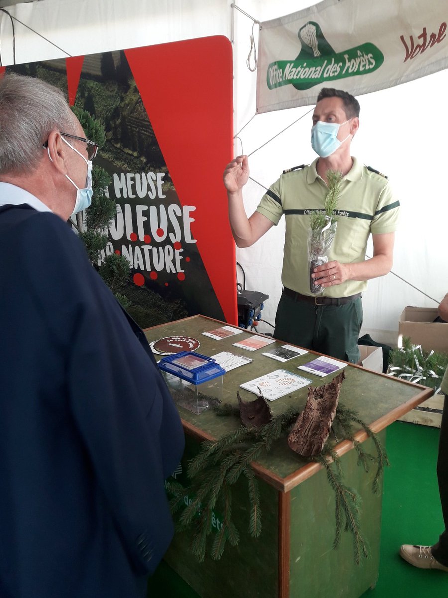 DamienGalland1's tweet photo. Inauguration ce jour de la #foiredeverdun et du stand @ONF_Officiel n'hésitez à venir nombreux découvrir nos actions de gestion forestiÚre et de développement de territoire #foretdexception ! https://t.co/7blVxHuINL