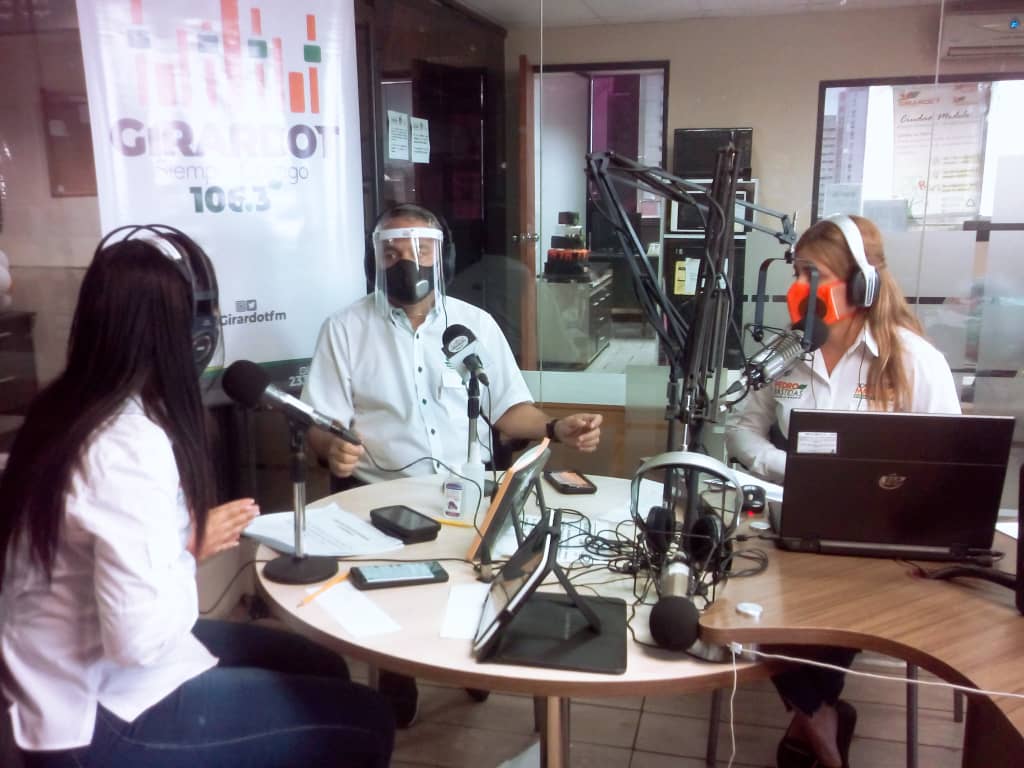 #EnFotos Asi transcurrió el programa radial "Girardot Al Día" a través de <a href="/GirardotFM/">Radio Girardot 106.3 FM</a> con el <a href="/AlcaldePedroB/">Pedro Bastidas</a> como invitado especial hablando de gestión municipal 
#Aragua 
<a href="/MarcoTorresPSUV/">Rodolfo Marco Torres</a>