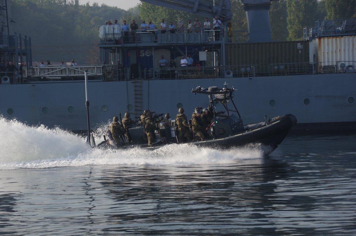 COM_SeeBtl's tweet image. Marinereise des LGAN der @FueAkBwHH - auch das #Seebataillon demonstrierte seine Fähigkeiten. Für das angehende Führungspersonal der @bundeswehrInfo standen u.a. Boarding sowie maritime Kampfmittelbeseitigung auf dem Programm.  #WIRSINDMARINE #zwoteBEK #Minentaucher 1/2