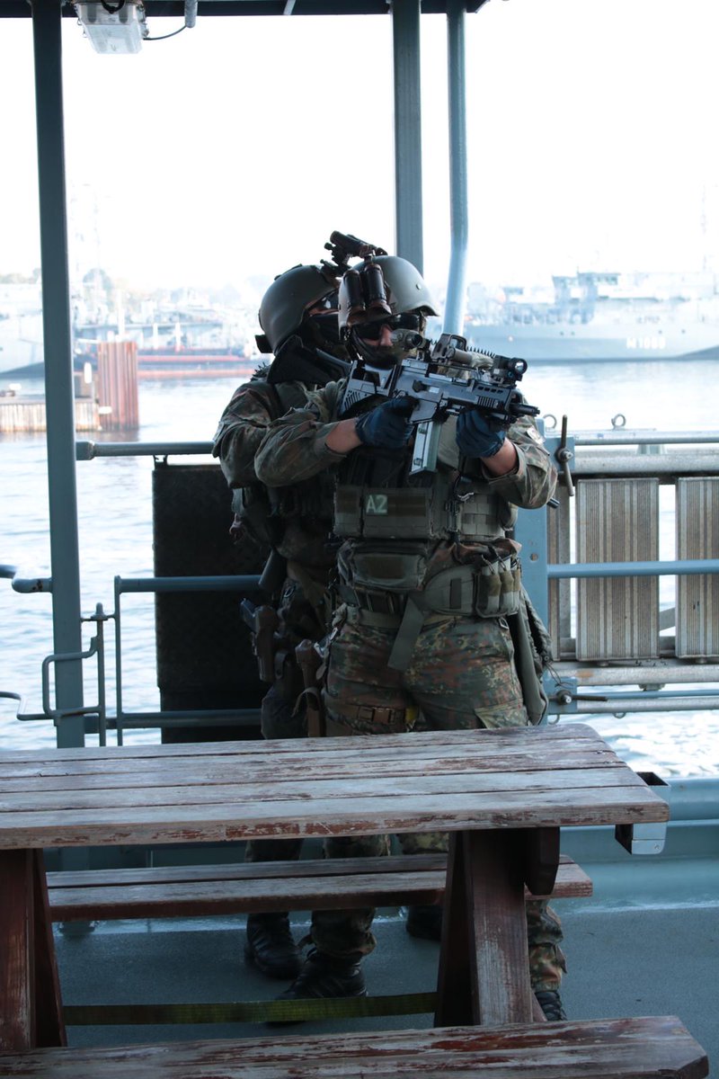 COM_SeeBtl's tweet image. Marinereise des LGAN der @FueAkBwHH - auch das #Seebataillon demonstrierte seine Fähigkeiten. Für das angehende Führungspersonal der @bundeswehrInfo standen u.a. Boarding sowie maritime Kampfmittelbeseitigung auf dem Programm.  #WIRSINDMARINE #zwoteBEK #Minentaucher 1/2