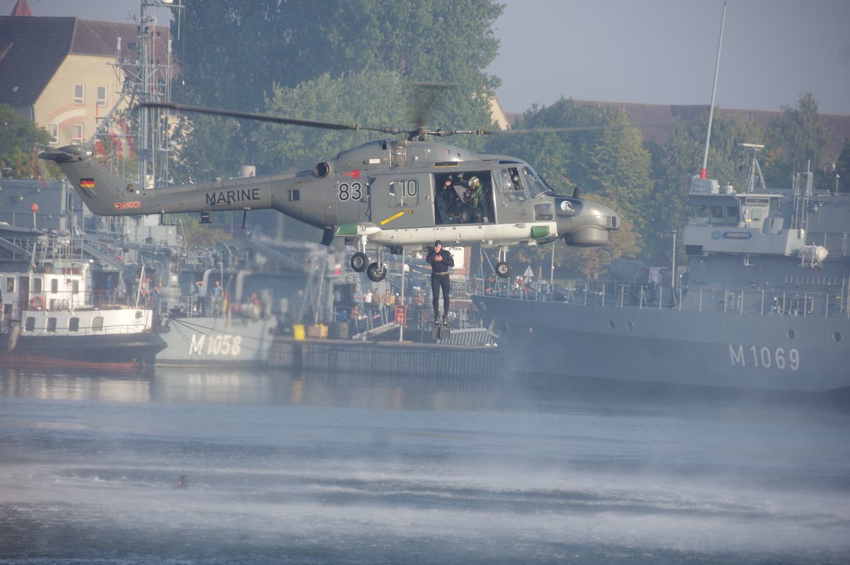 COM_SeeBtl's tweet image. Marinereise des LGAN der @FueAkBwHH - auch das #Seebataillon demonstrierte seine Fähigkeiten. Für das angehende Führungspersonal der @bundeswehrInfo standen u.a. Boarding sowie maritime Kampfmittelbeseitigung auf dem Programm.  #WIRSINDMARINE #zwoteBEK #Minentaucher 1/2