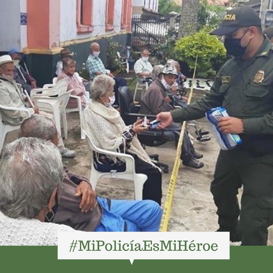 oscardarioperez's tweet photo. Por el actuar de unos poco no se puede juzgar la reputación de cientos. Nuestros policías, hombres y mujeres, han sido el muro de contención para la desestabilización que quiere la izquierda para Colombia. 
 #MiPolicíaEsMiHéroe https://t.co/ziGz2GbT2v