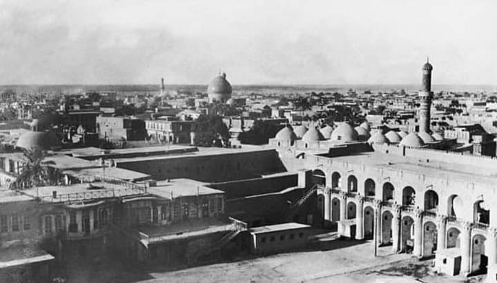 منظرا جميّل لـ بغداد القديمة من فوق برج ساعة القشلة سنة 1916م، يظهر من بعيد جامع الحيدرخانة.