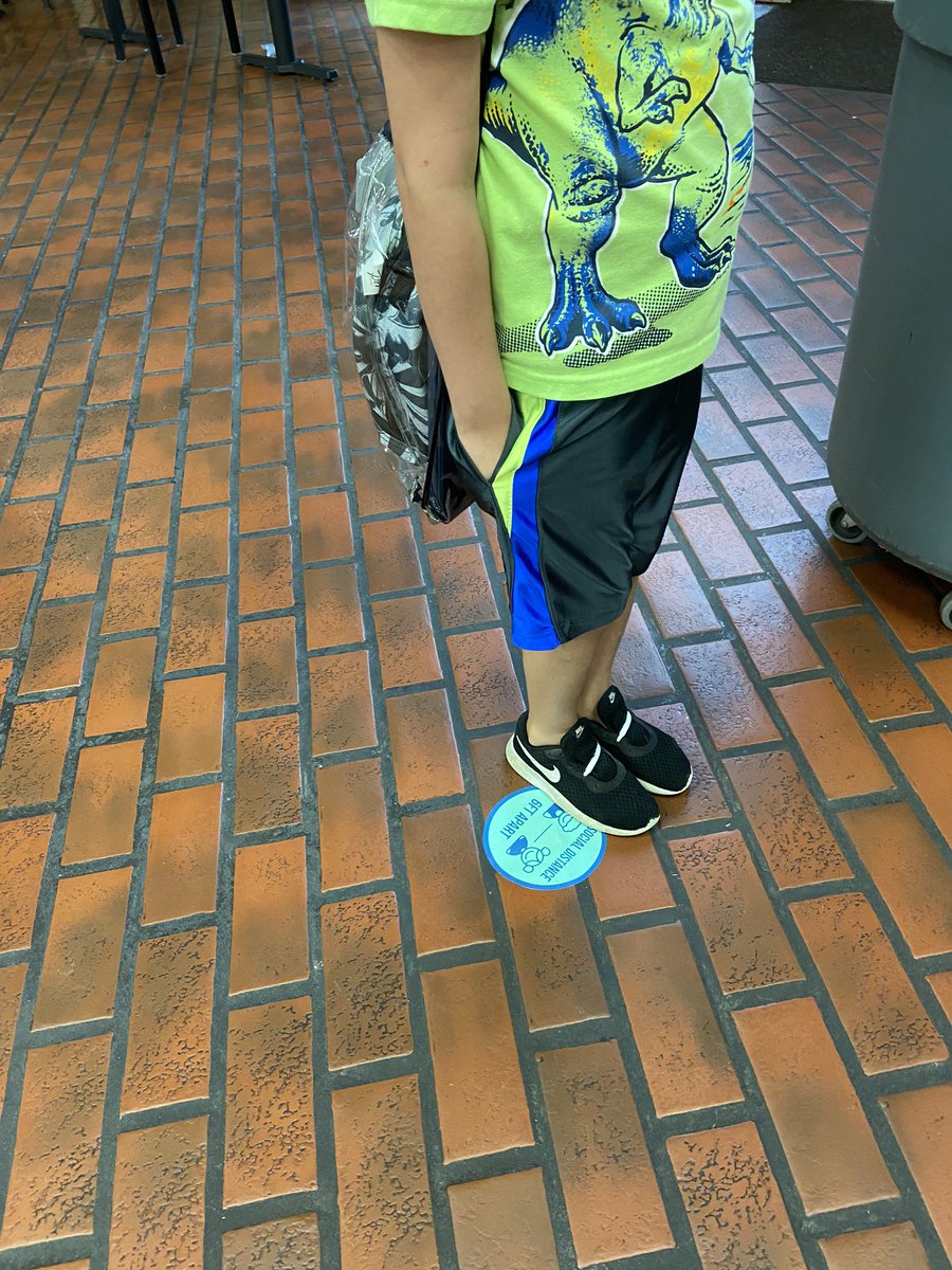 Social distancing during breakfast time. #SeagovilleElementary @MRamirezDISD #disdsafetyfirst