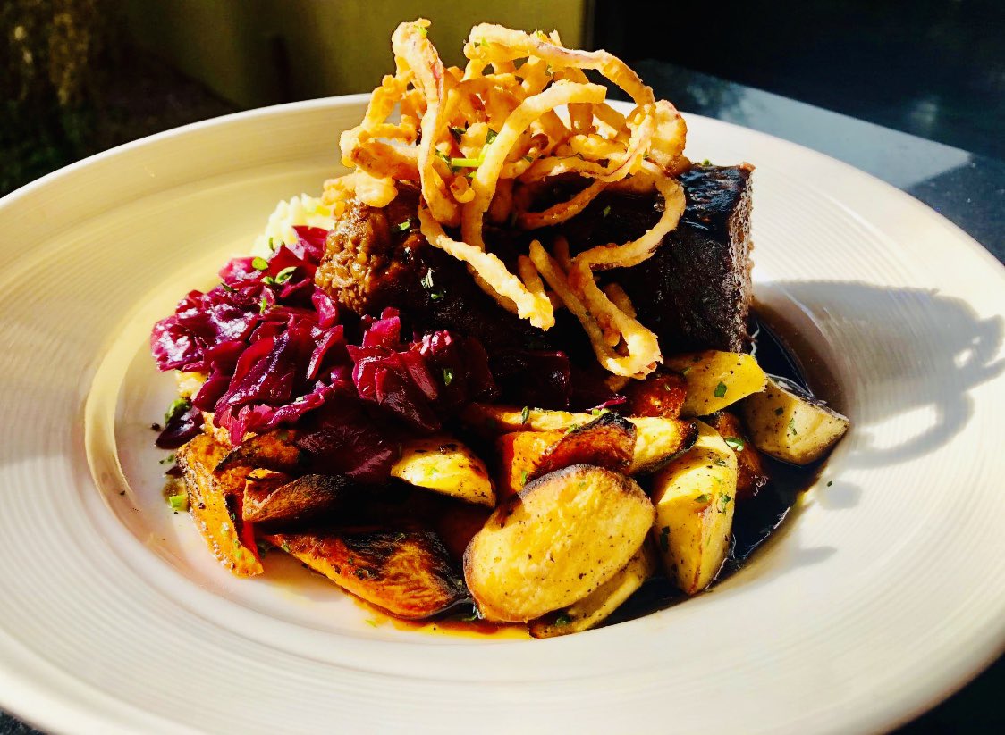 TheFoodie8's tweet photo. #BraisedBeefShortRib #YukonGoldMashedPotatoes #RoastedCarrots #OrganicParsnips #BraisedRedCabbage #FriedLeeks #LunchIsServed #EatPGH #TrueCooks 🍖🍖🥔🥕🌿👌👌 https://t.co/mJaVuBLtUI