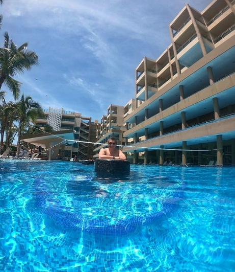 GenerationsRsrt's tweet image. Warm days call for refreshing drinks in the pool! #GenerationsTogether
[Photo via IG user: soyfabriciosalas]