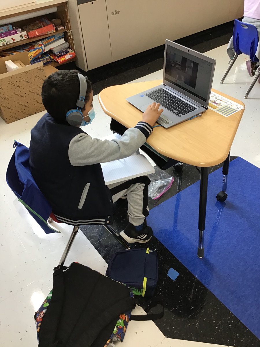 MrsManley5's tweet photo. After talking about comparing and contrasting, we partnered up with friends online and in class to create venn diagrams that compared our friends to ourselves. @tincroadschool https://t.co/p1aZ9yhubh