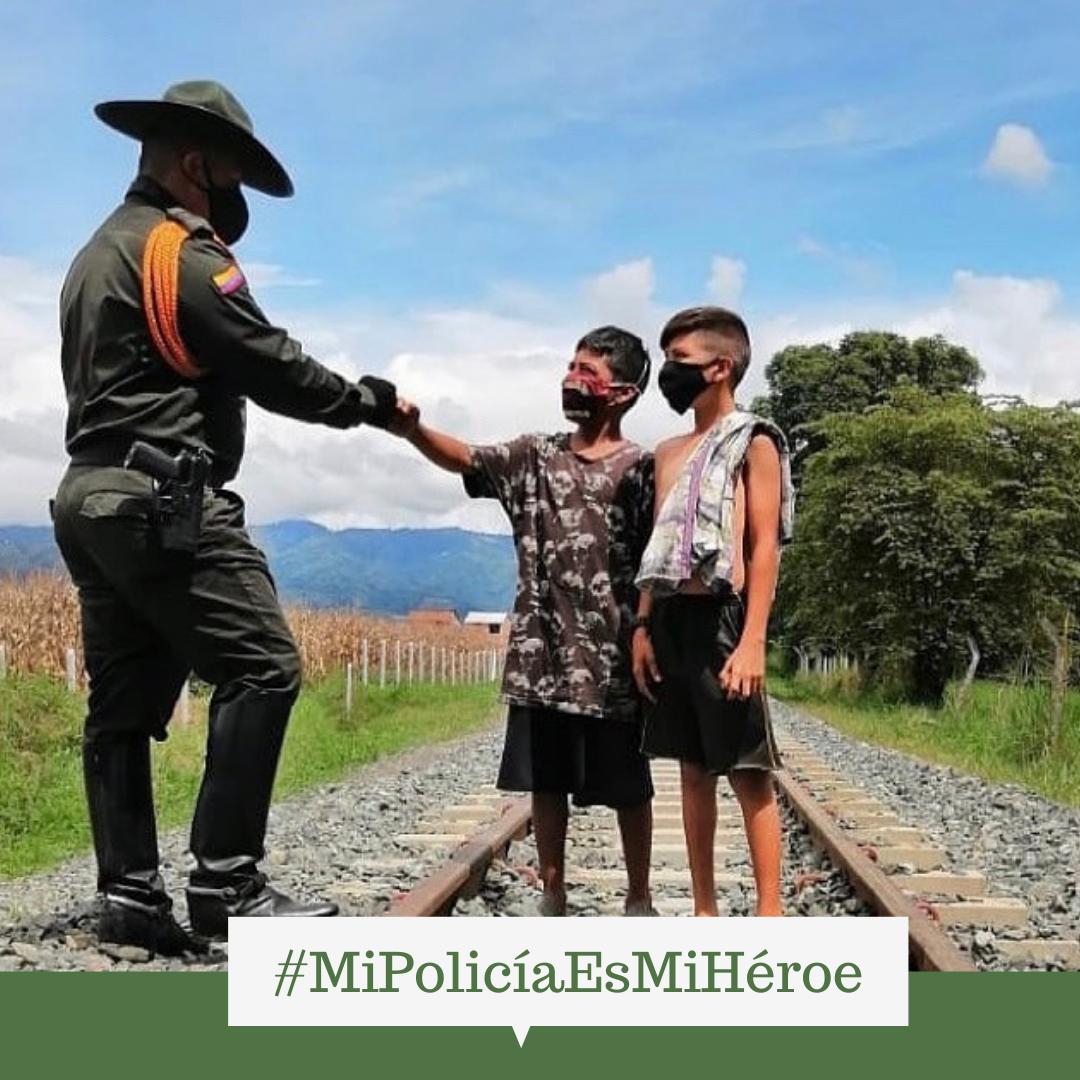 Carolaquilla95's tweet photo. Mis respetos para los policías que honran su uniforme, que cumplen con su labor. Los colombianos de bien los apoyamos, estamos con ustedes. #MiPolicíaEsMiHéroe https://t.co/M6FvufwbPW