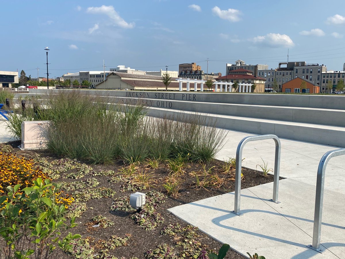 Directly adjacent to the condos is the newly improved Jackson Street Pier, a former parking lot that now includes green spaces and streetscaping designed to improve public access to the waterfront and to encourage outdoor recreation  #OHCommunitySpotlight  #GOPCThread