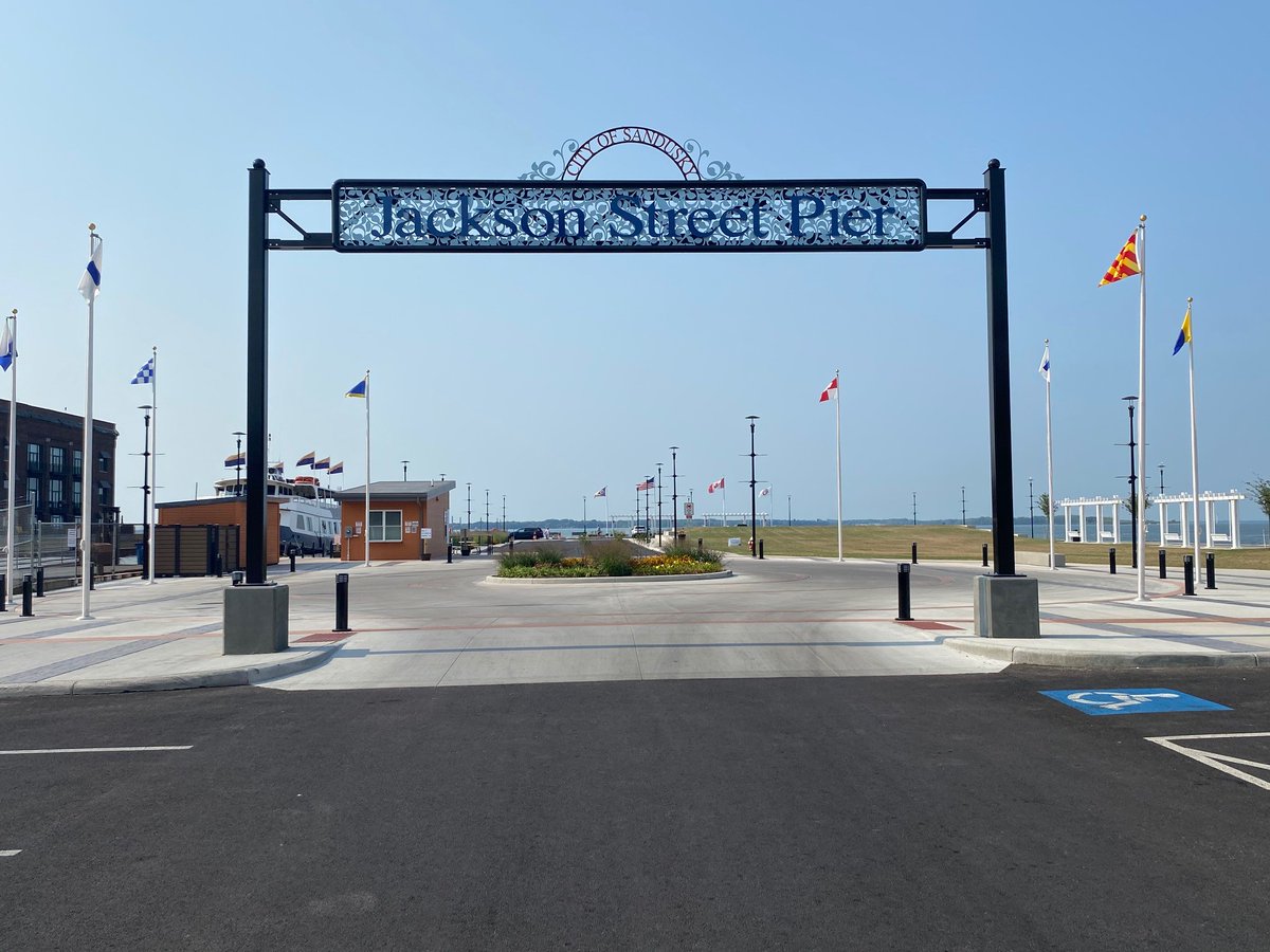 Directly adjacent to the condos is the newly improved Jackson Street Pier, a former parking lot that now includes green spaces and streetscaping designed to improve public access to the waterfront and to encourage outdoor recreation  #OHCommunitySpotlight  #GOPCThread