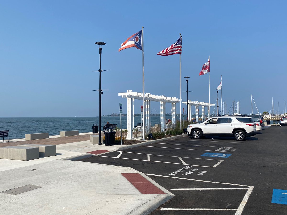Directly adjacent to the condos is the newly improved Jackson Street Pier, a former parking lot that now includes green spaces and streetscaping designed to improve public access to the waterfront and to encourage outdoor recreation  #OHCommunitySpotlight  #GOPCThread