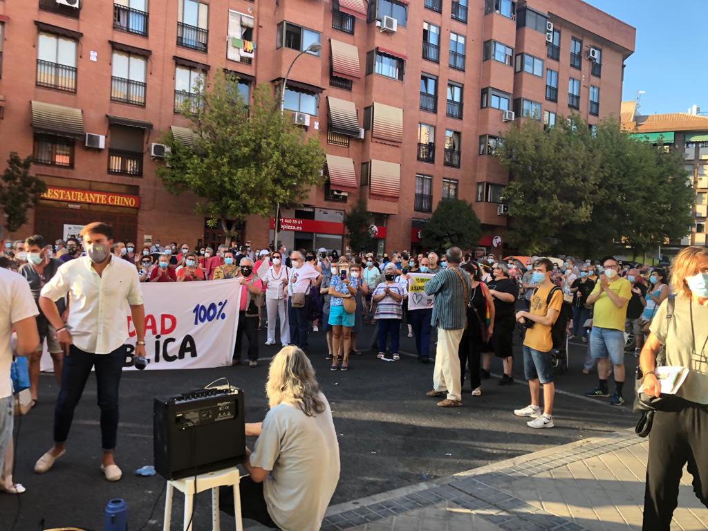 FRAVM's tweet photo. Ya basta. #AyusoConfinateTuPrimero 

Por la #DignidaddelSur , con las #AsociacionesVecinales de Villaverde, Usera, Puente y Villa de Vallecas y Carabanchel nos alzamos contra la propuesta de confinamientos selectivos. Venimos cargados de razones https://t.co/nVOBBX0UVX https://t.co/4LVm00nxLk
