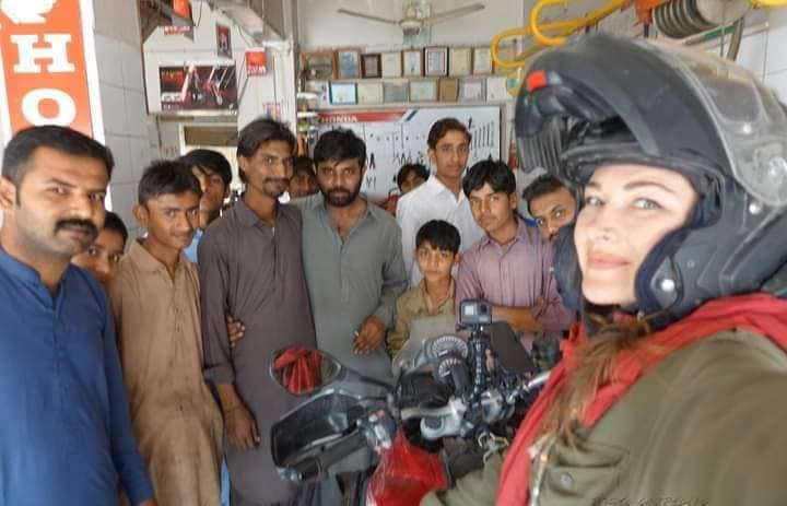 AyazLatifPalijo's tweet photo. ايک اور پاکستان
بائيک پر دنيا گھومنےوالی اکيلی کينيڈين خاتون روزی گيبريل کی جب سندھ ميں نوشہروفيروز کے گائوں کےقريب بائک خراب ہوئی تو جمعے کےدن مکينک نے اسکی گاڑی مفت ميں رپيئر کی،ديہاتيوں نےدو دن اسےاپنے گھر ٹھرايا، اجرک پہنائی،خواتين نے سندھی کھانےکھلائے اور سندھی لباس گفٹ کيا. https://t.co/Vlj35ZifWC