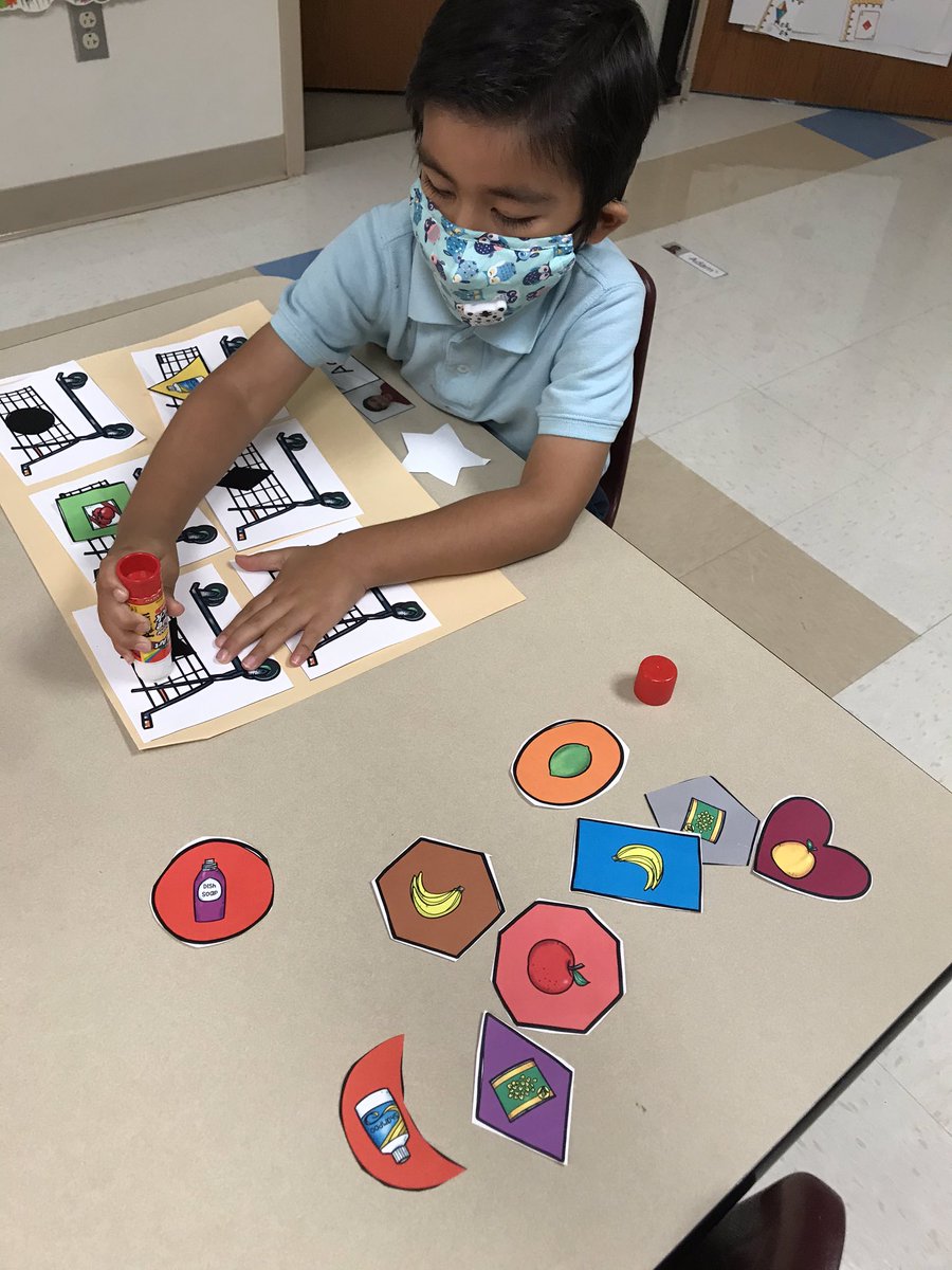 ReidKaylea's tweet photo. We went grocery shopping for shapes today! ❤️🛑⏺⏹🔼 #walkerpirates #prek https://t.co/InE4iEwlCH