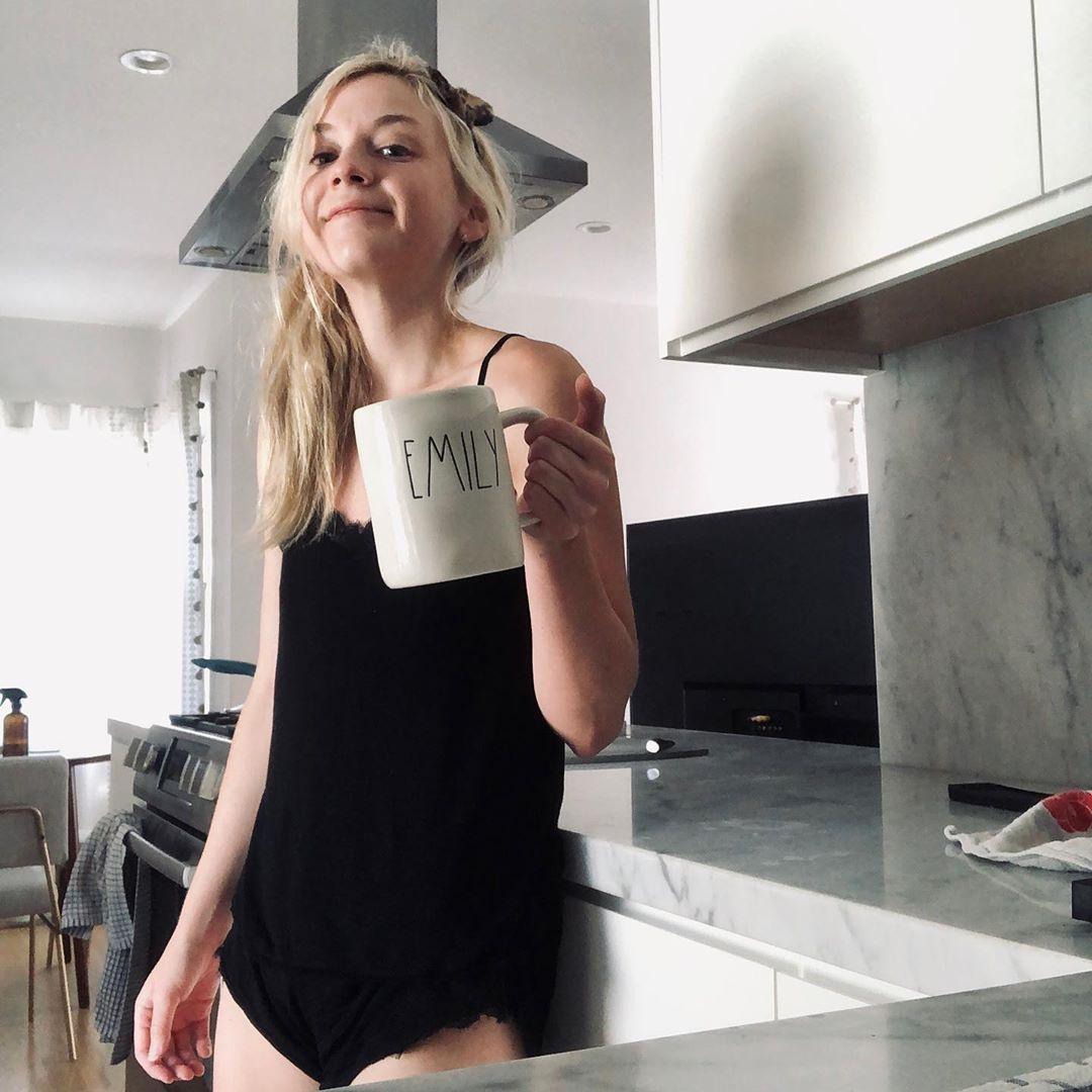 #repost @emmykinney 
#instagramtutorial How to wake up: step 1) STRETCH, step 2) COFFEE, step 3) turn on ‘rent I pay’ by @spoontheband 
Hope this helps. Did I miss any steps? 😝☕️🤗
#emilykinney #emilykinneymusic