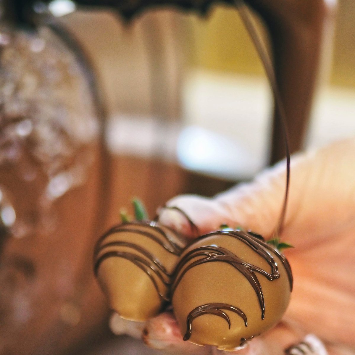 Freshly dipped chocolate dipped strawberries are in the front case! What is your favorite white, milk or dark #chocolate?🍓🍫

⁣⁣⁣We are open until 10:15PM or call (407) 644-3200 for curbside pickup at the new Park Avenue Curbside station # 4 located in front of our shop.
