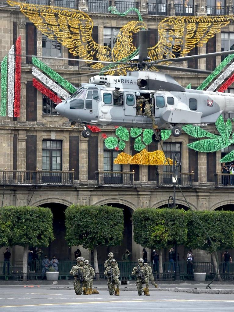 Así se vivió el desfile militar por tierra y aire este 16 de septiembre. 🇲🇽
Donde también se entregó la "#CondecoraciónMiguelHidalgo 2020" al personal de salud, reconociendo su importante labor durante esta pandemia del #COVID19. 🏅

#VivaMéxico #ISSSTEContigo