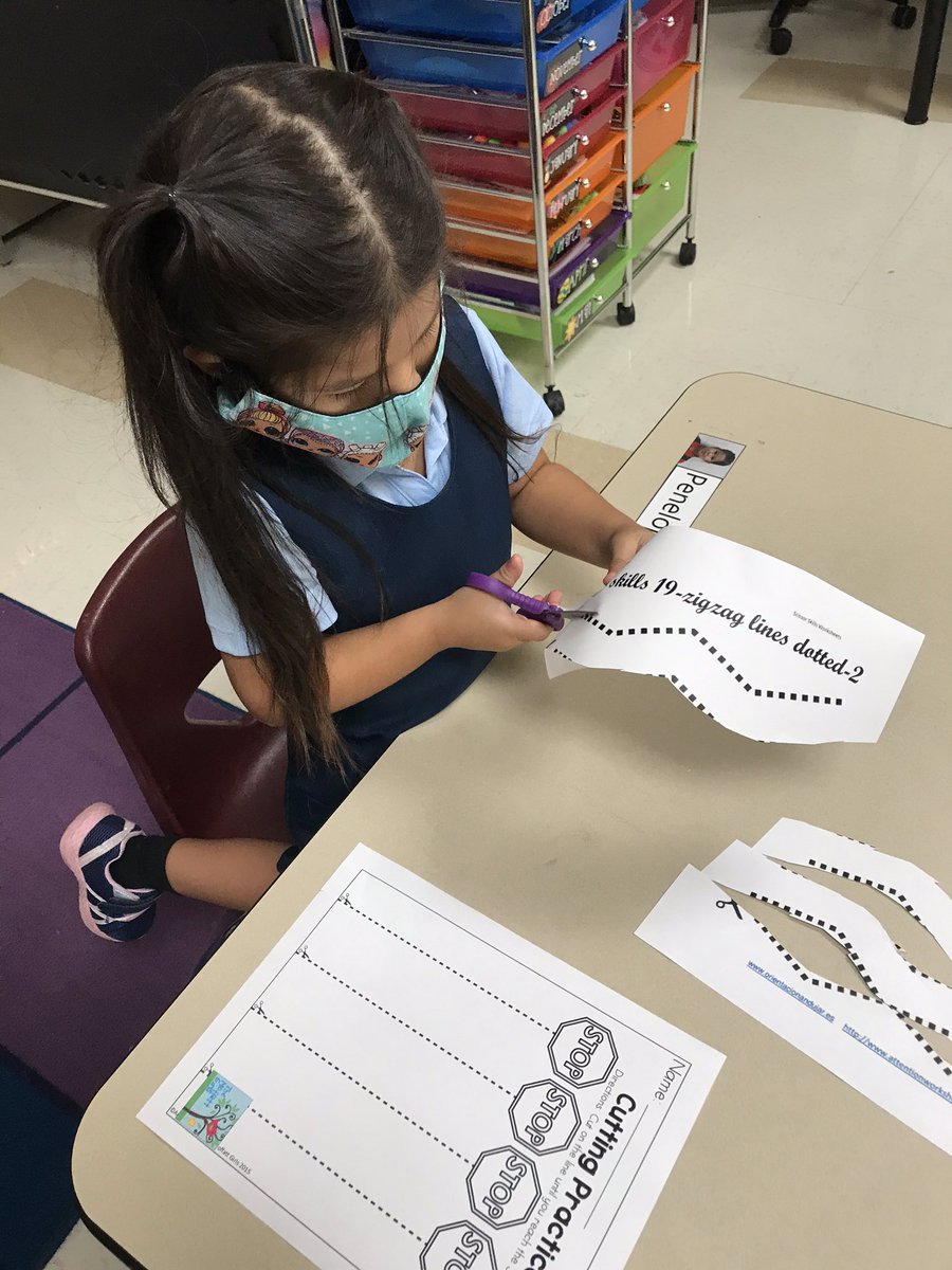 ReidKaylea's tweet photo. Practicing cutting and being safe with scissors is fun! ✂️ #walkerpirates #prek https://t.co/lMjSi7rUU4