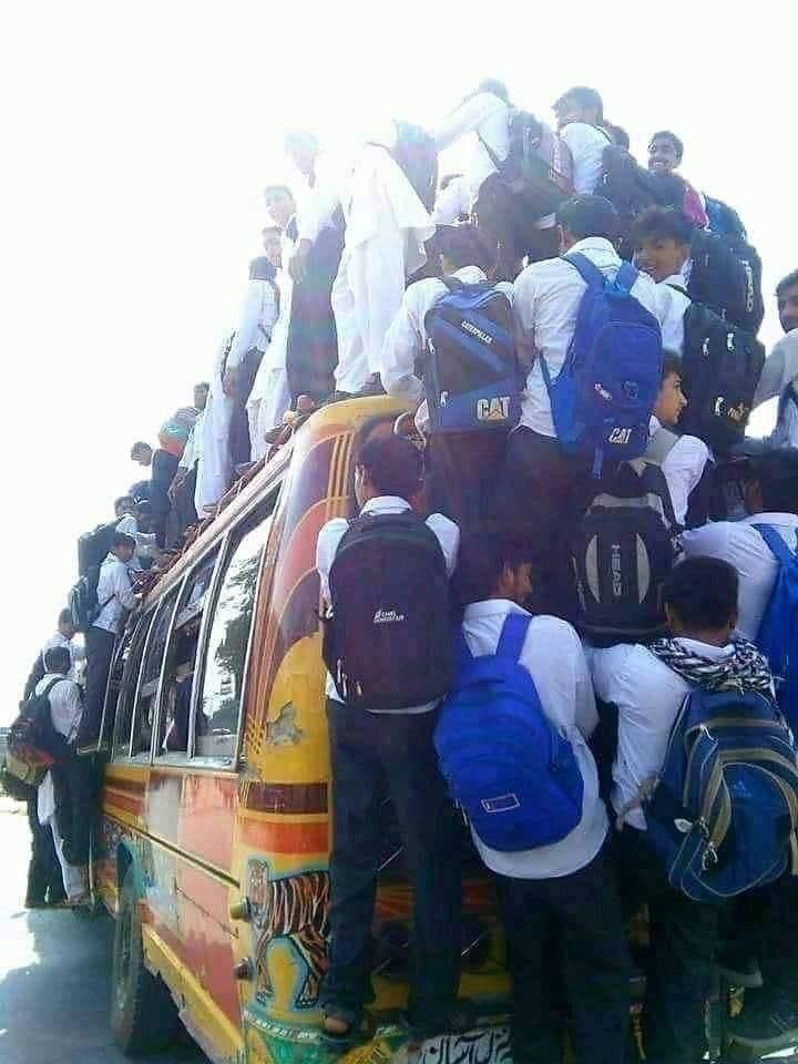 مراد راس صاحب ایک نظر ادھر بھی بچے ایس او پیز کی پیروی کر رہے ہیں؟ کرونا صرف سکولز میں ہے؟