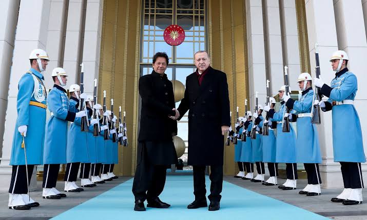Don& #39;t know how many people in India are keeping tab on dangerous turn   #Pakistan domestic politics is taking due to various external & internal reasons.But what& #39;s happening has far reaching consequences not only on Pakistan but on   #Indiansubcontinent & beyond.  #geopolitics