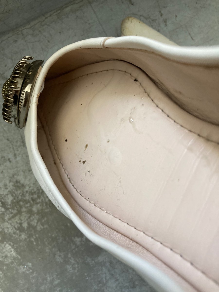 最近喜欢玩儿刚脱下来的 趁着余温来一下 可惜没拍主人照片 鞋子非常软 爱不释手 照例先闻 后舔 再拿鞋头插屁眼 最后射到鞋里抹匀放回去