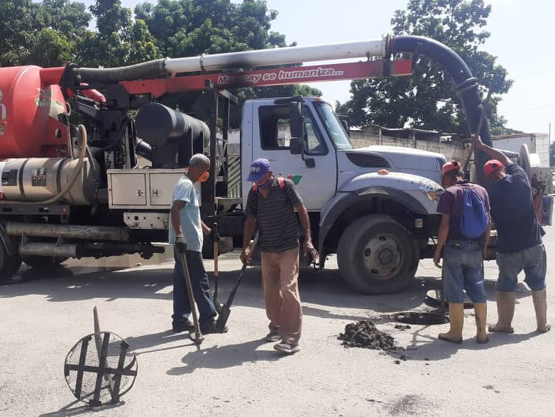 Cumpliendo con la agenda de mantenimiento municipal de hoy #17Sep trabajamos  en la limpieza del sistema de drenajes en la 4ta transversal del sector La Esmeralda con el camión Hidrojet Vactor

#Aragua