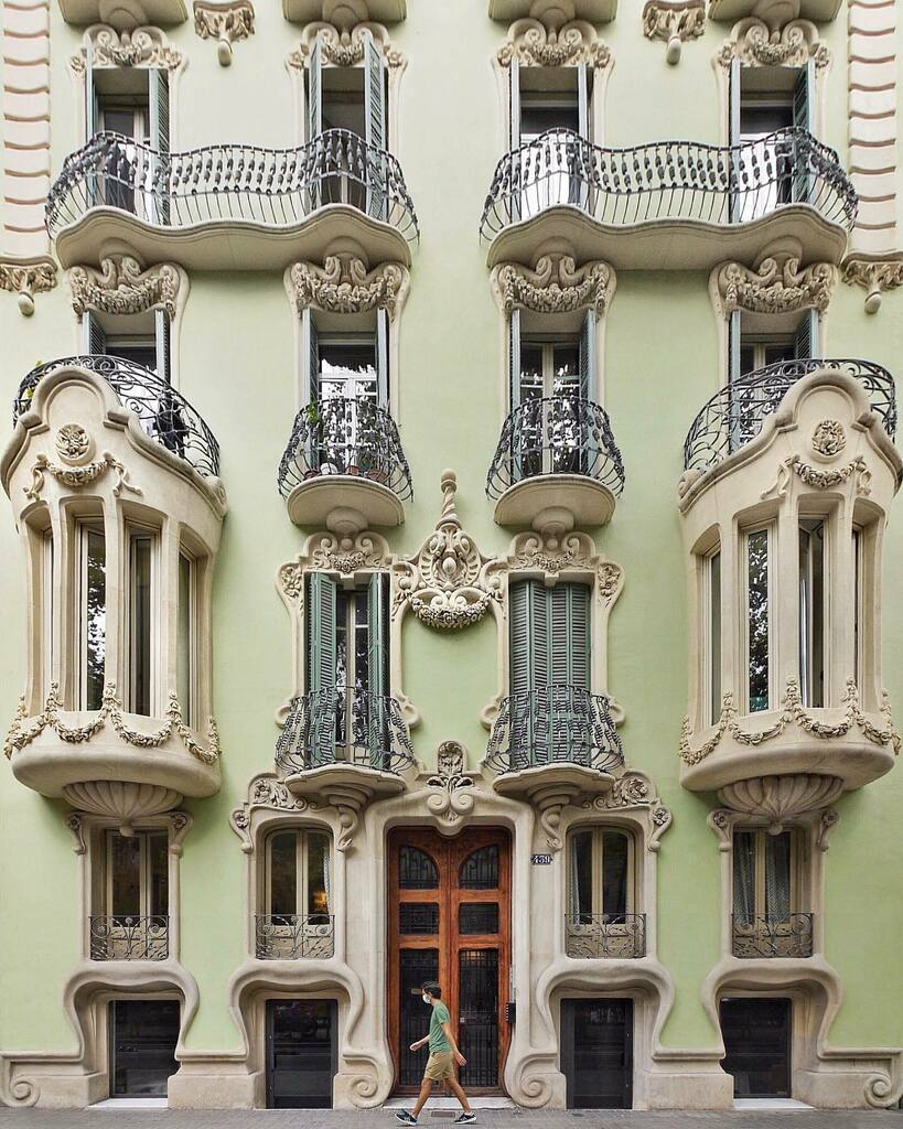 Casa Pere Brias  1903  Julián García Núńez  Gran Via, 439. Barcelona

#HelloFrom #Barcelona #architecture 
#BarcelonaFacades #strideby