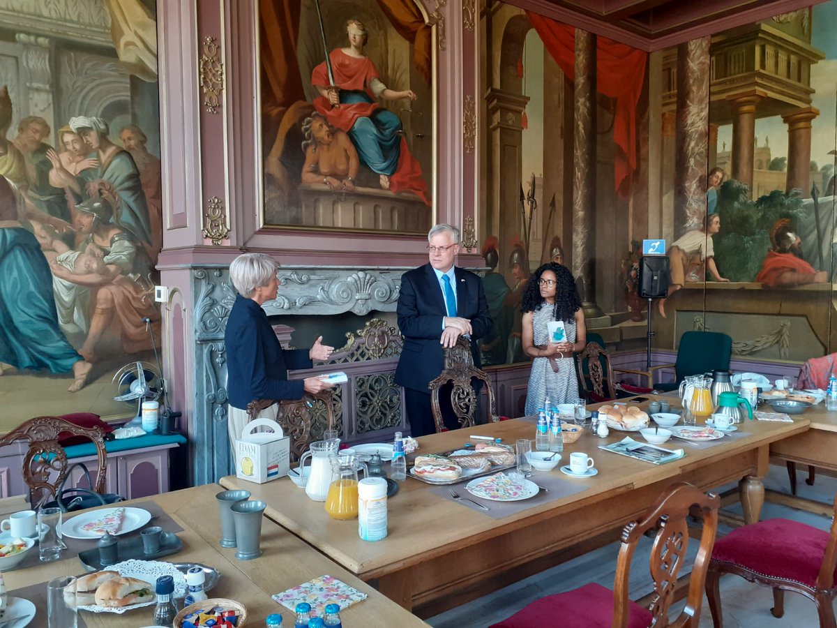 Honored to receive Ambassador <a href="/NaorGilon/">Naor Gilon🎗️</a> in <a href="/gemEdamVolendam/">Gem. Edam-Volendam</a> today, together with the Mayor, to celebrate the completion of @WaterlArchief's mission to make the protocolbook of the city's former Jewish community better accessible for research.