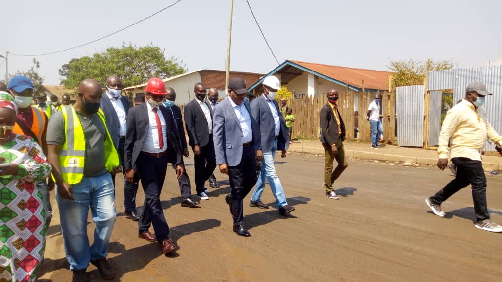 TheoKASI's tweet photo. Inspection des travaux de réfection du tronçon Place Mulamba-Ruzizi, 1,2 Km reste sur 3,5 km prevus et au Lycée Wima à bukavu les travaux de stabilisation de l'érosion qui se poursuivent pr protéger la route nationale num2. https://t.co/04lLlhedI4