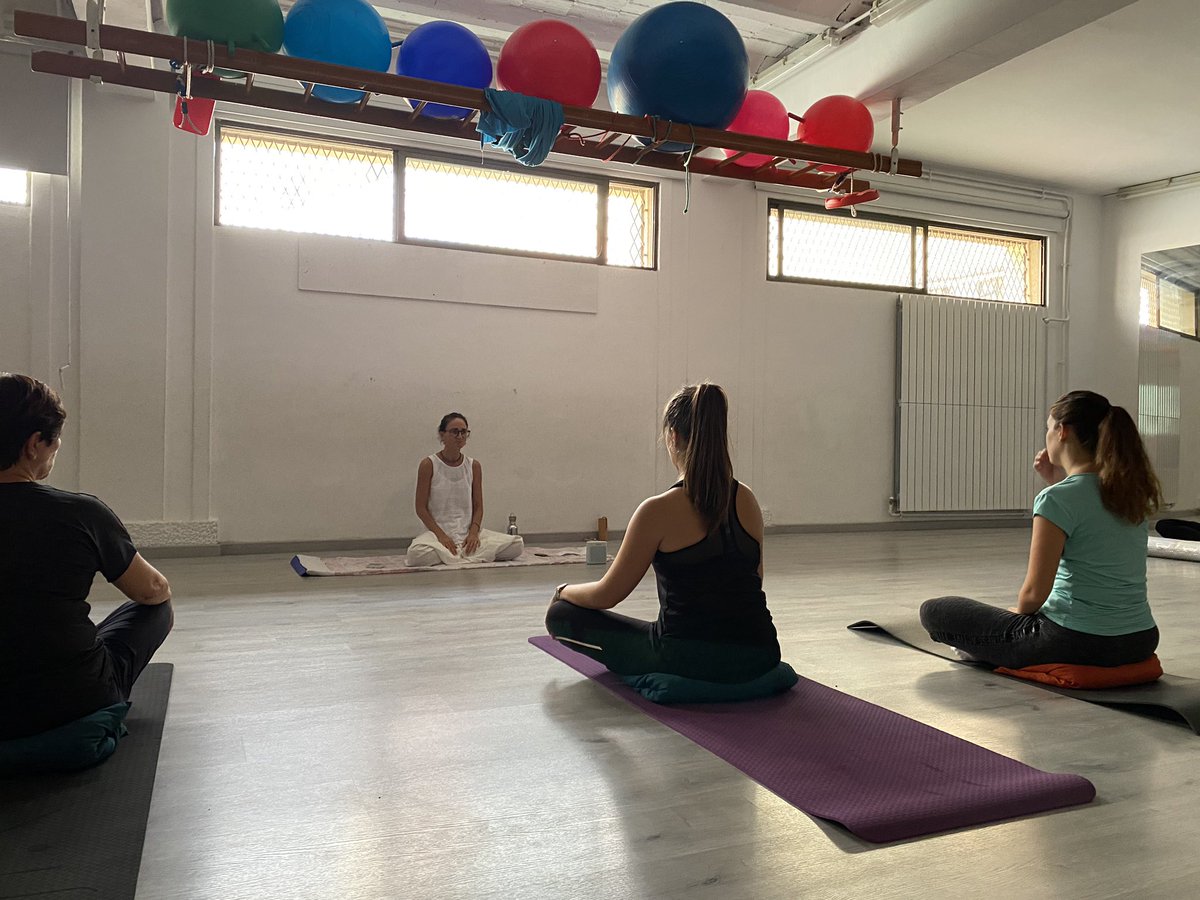 OctavioPazBCN's tweet photo. Garantir el benestar emocional dels infants i de l’equip humà és un dels principals objectius d’aquest curs. 🧘🏾Avui hem iniciat les sessions setmanals d’#iOPga on aprendrem a connectar amb el nostre interior per després treballar-ho amb els infants.🧘🏻 https://t.co/xUF1zgYvWt
